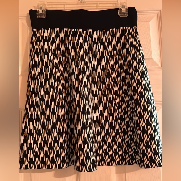 Ann Taylor Knit Black and White Skirt - NWT - Picture 3 of 3